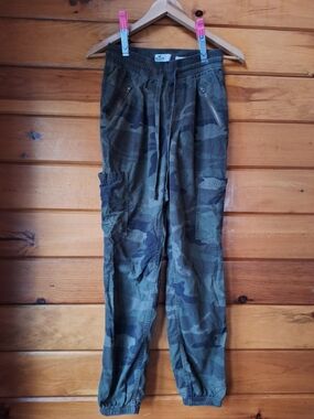 Hollister Womens Camouflage Cargo Jogger Style Pants - Green